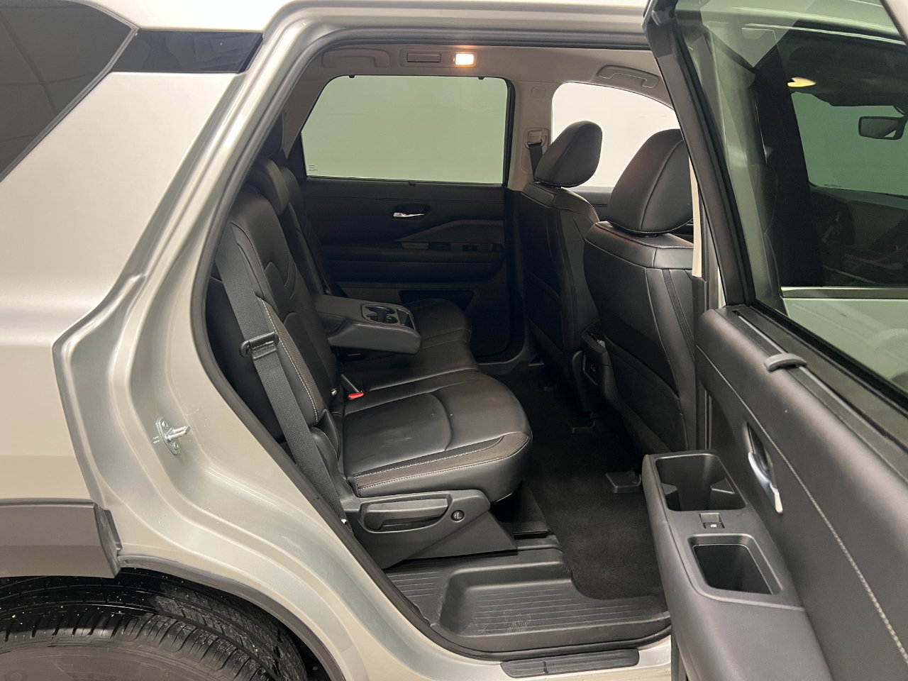 Used 2025 Nissan Pathfinder SL image 32