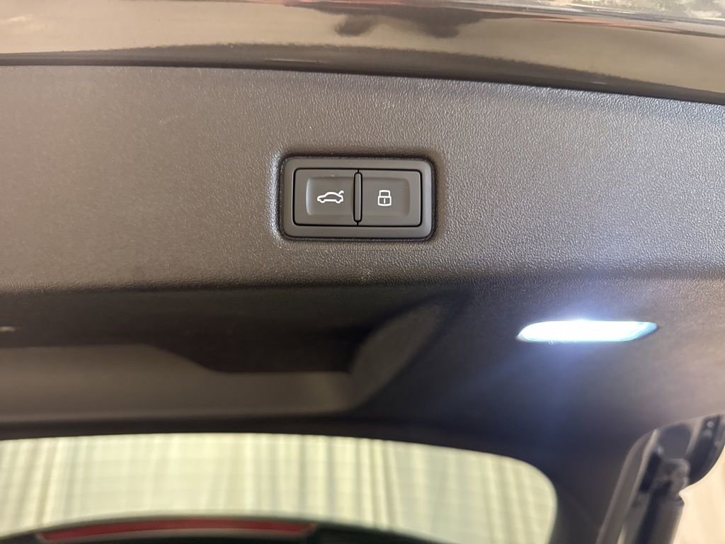 Used 2025 Audi Q5 Premium w/ Convenience Package image 30
