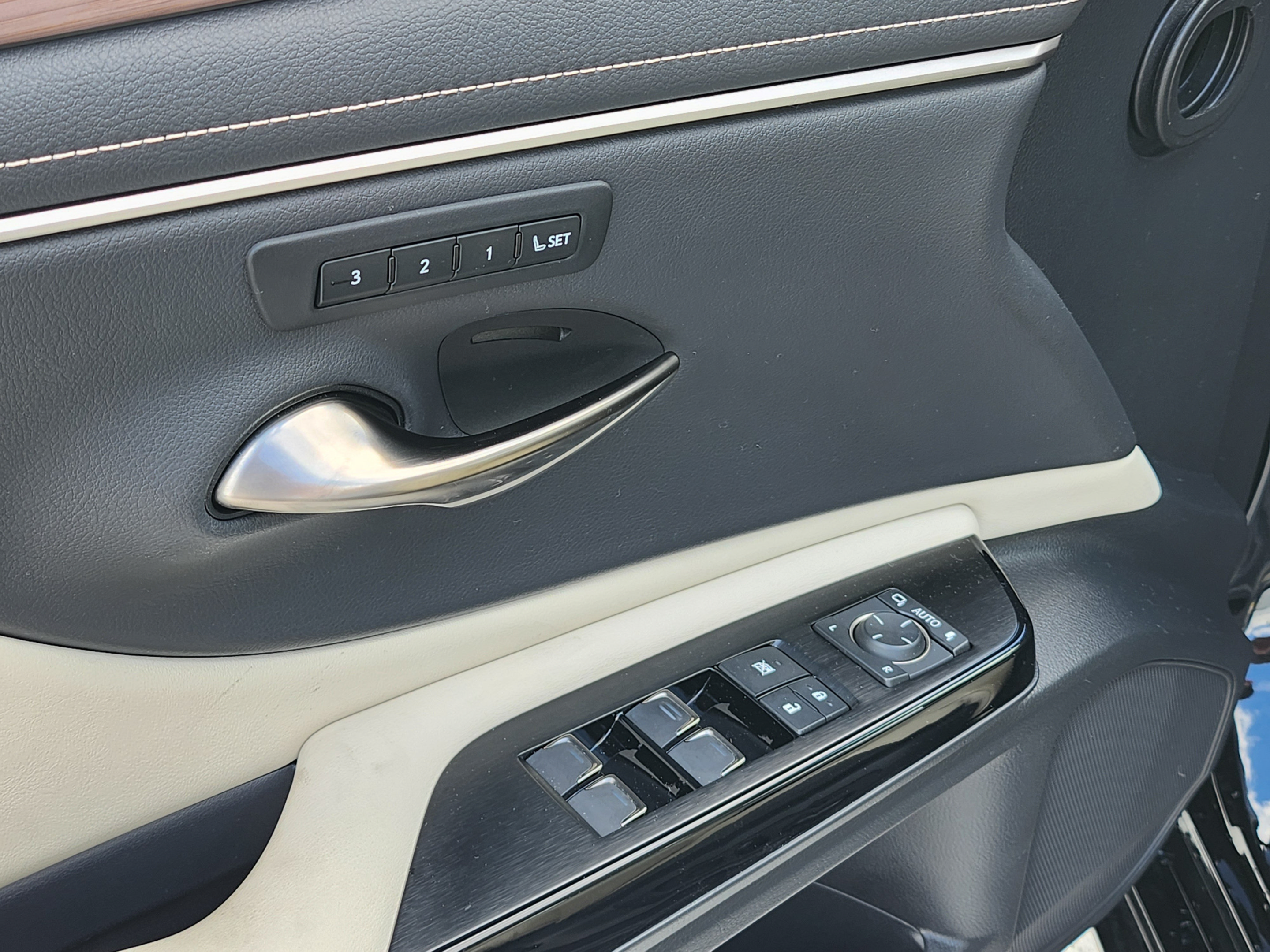 Certified 2024 Lexus ES 350 w/ Technology Package FWD image 11