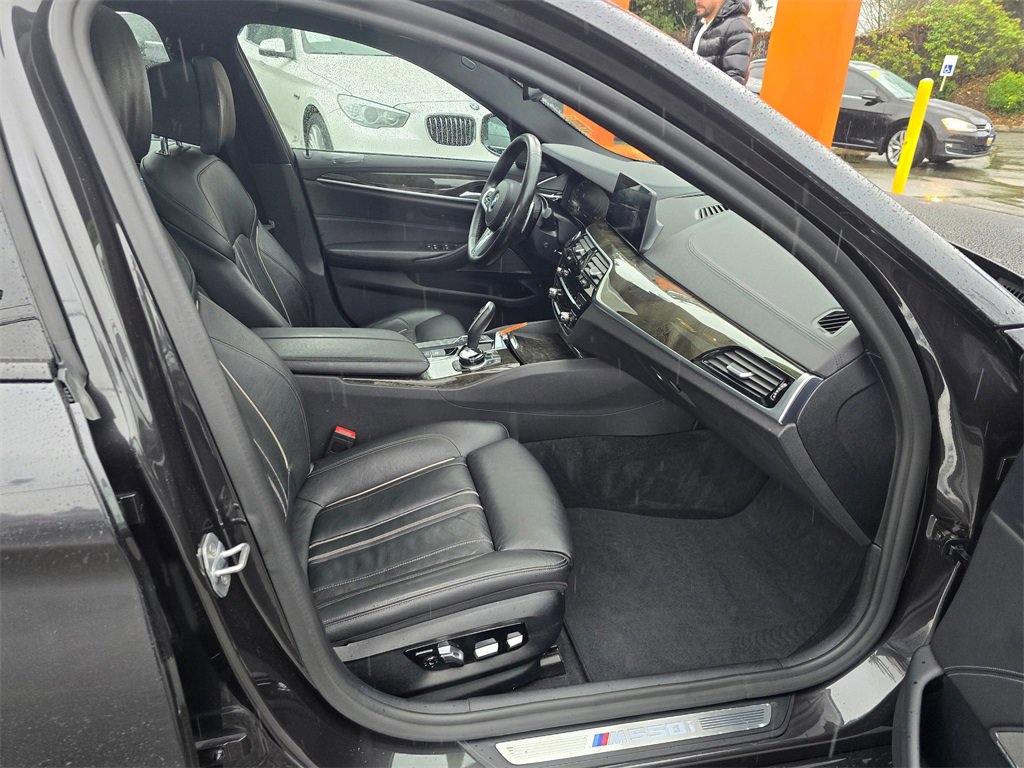 Used 2020 BMW M550i xDrive image 11