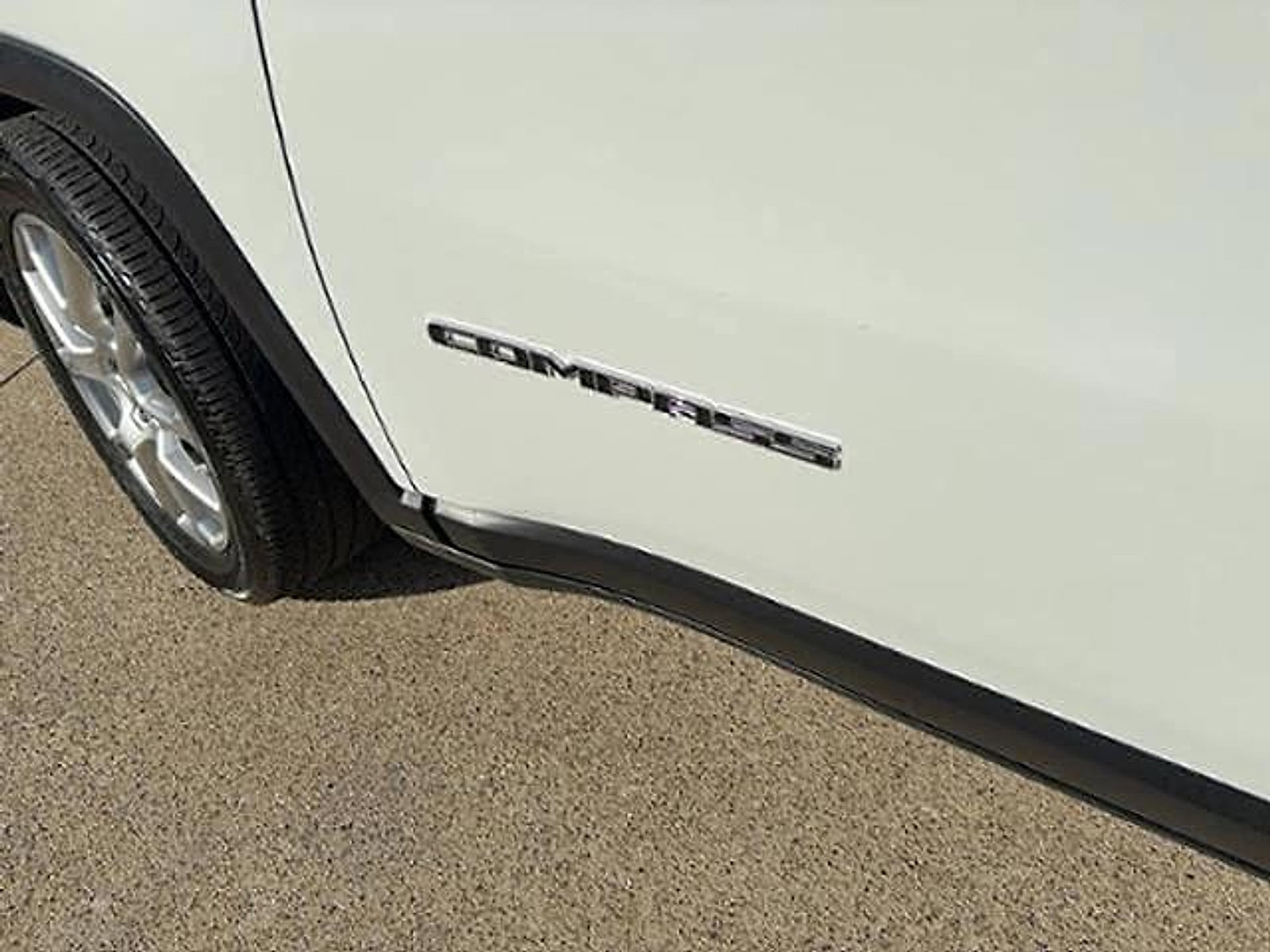 Used 2023 Jeep Compass Latitude image 17