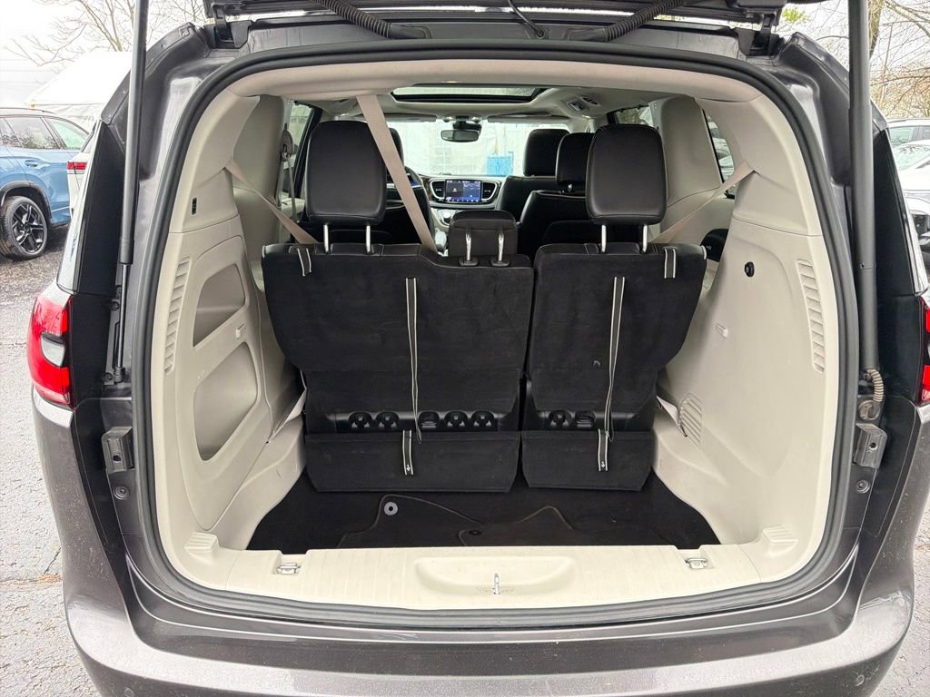 Used 2023 Chrysler Pacifica Limited FWD image 25