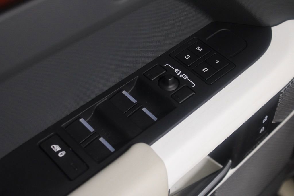 Used 2023 Land Rover Defender 130 SE image 20