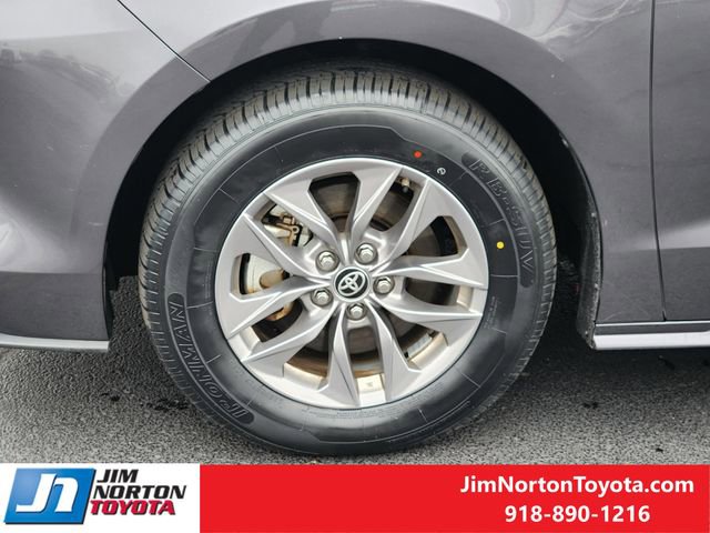 Used 2025 Toyota Sienna XLE image 13