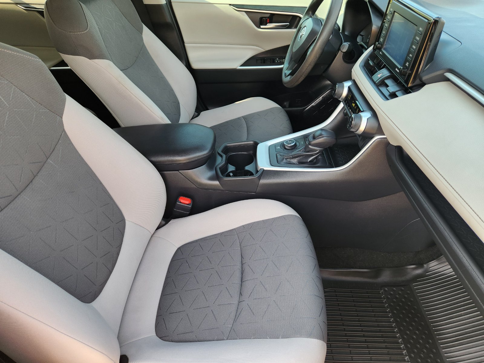 Used 2020 Toyota RAV4 XLE AWD/4WD image 17
