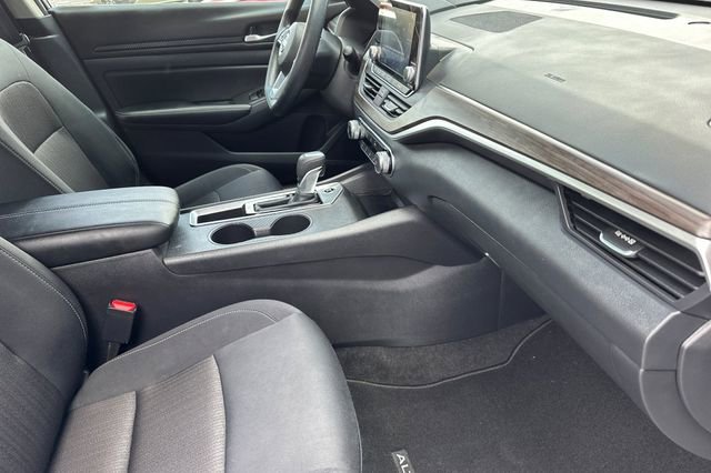 Used 2025 Nissan Altima 2.5 SV FWD image 19