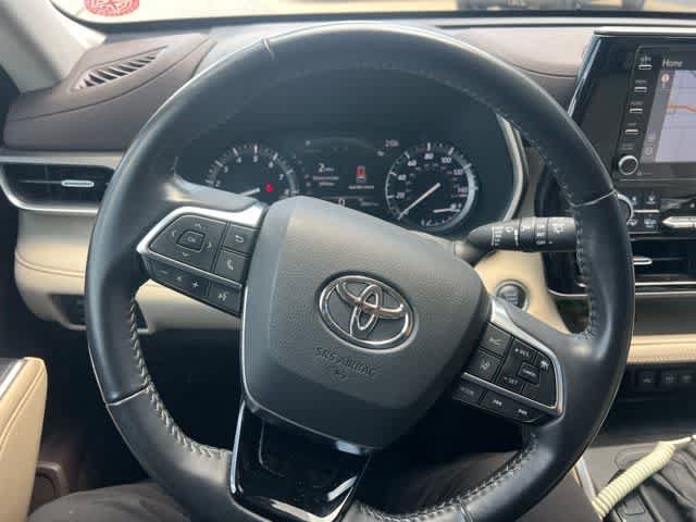 Used 2021 Toyota Highlander XLE FWD image 21