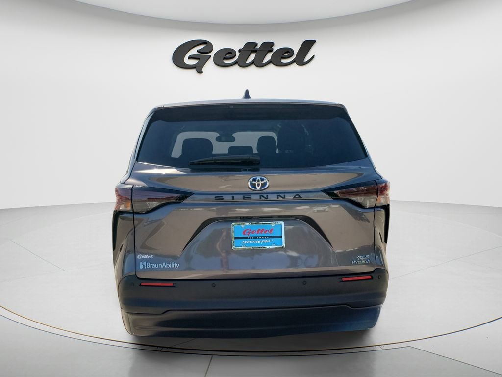 Used 2024 Toyota Sienna XLE FWD image 6