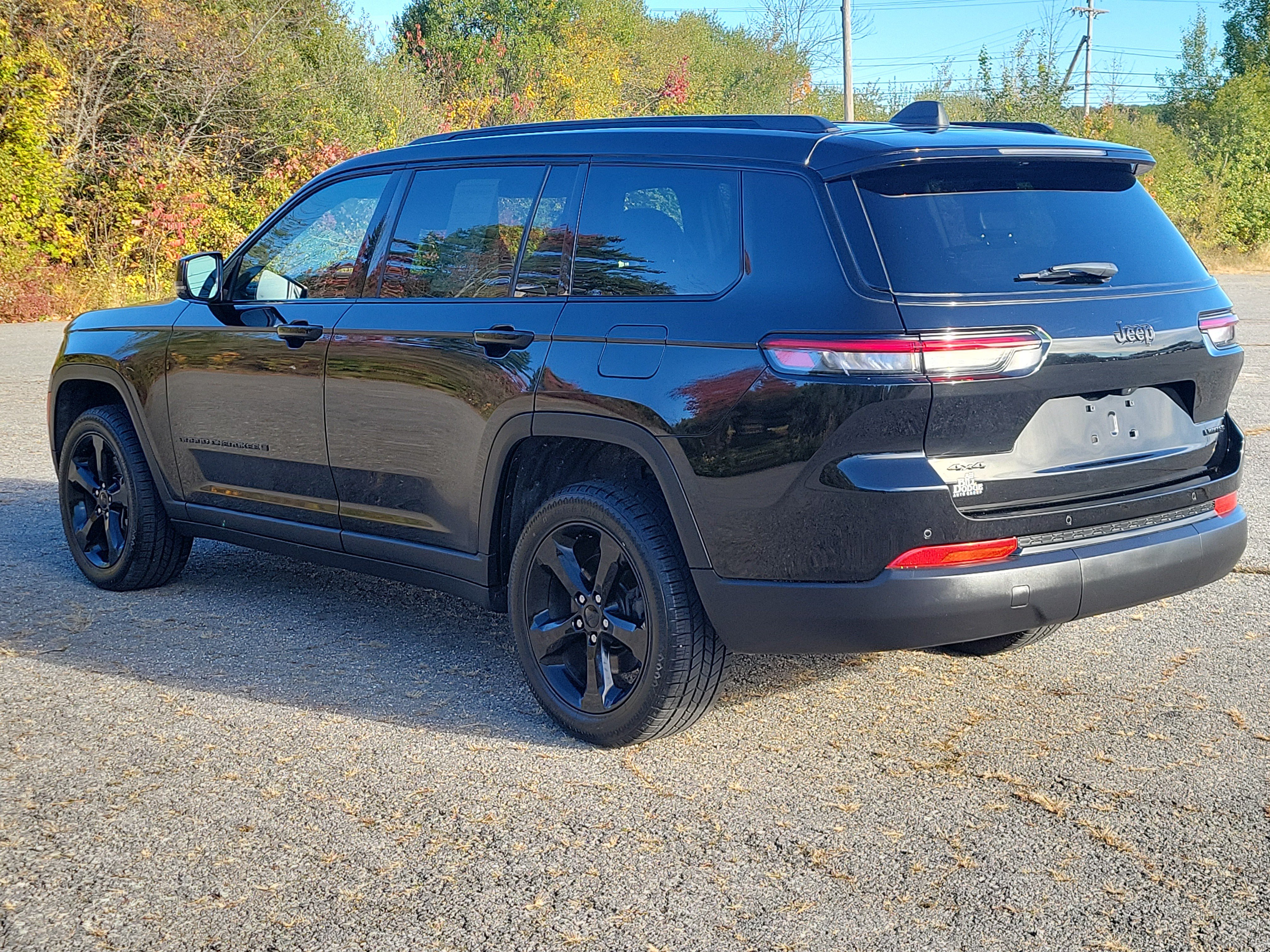 Used 2024 Jeep Grand Cherokee L Limited w/ Black Appearance Package AWD/4WD image 7
