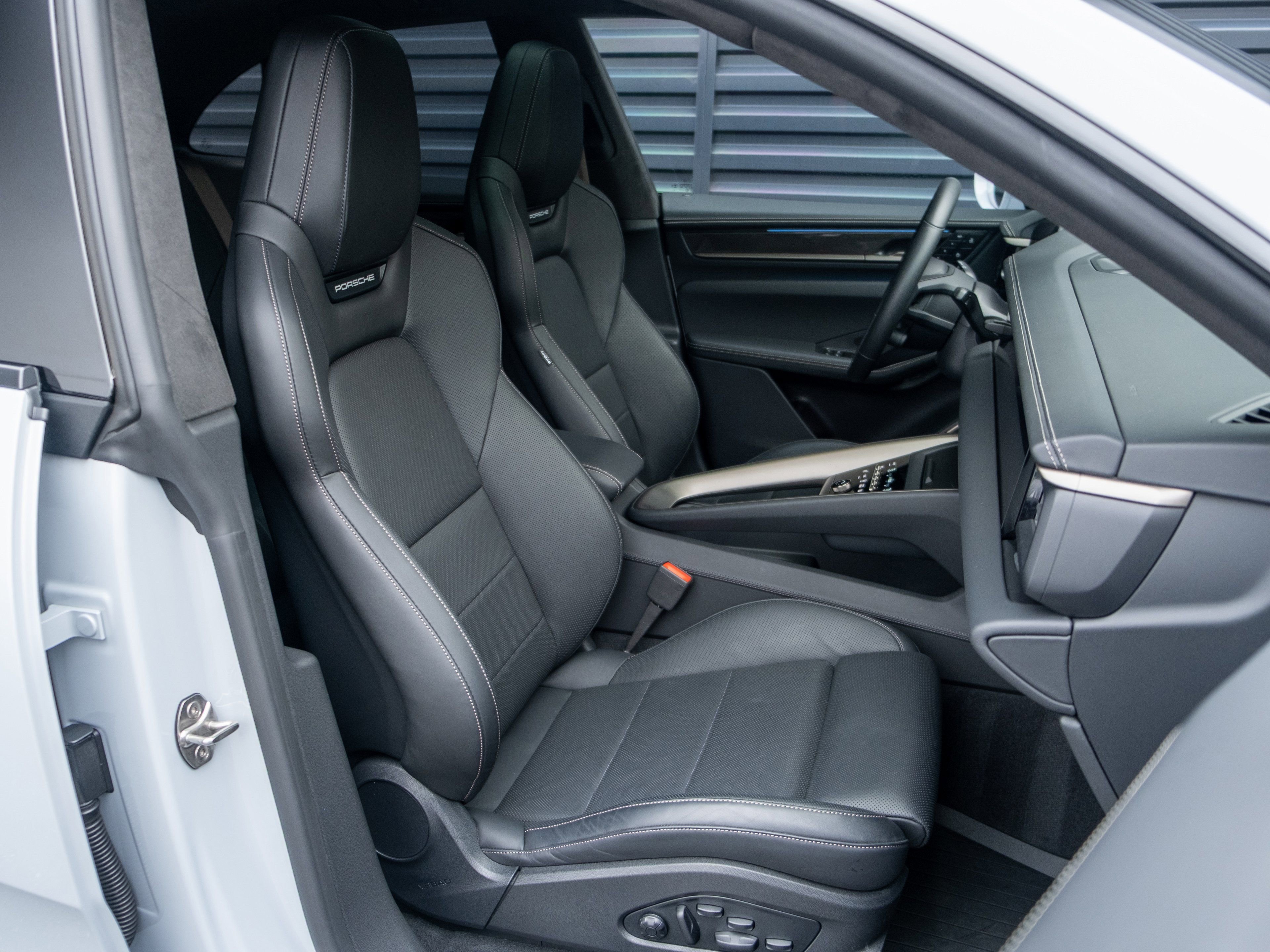 Certified 2025 Porsche Macan Turbo Electric image 46