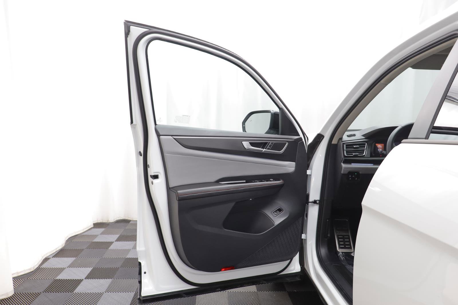 Used 2025 Volkswagen Atlas Peak Edition SE image 4