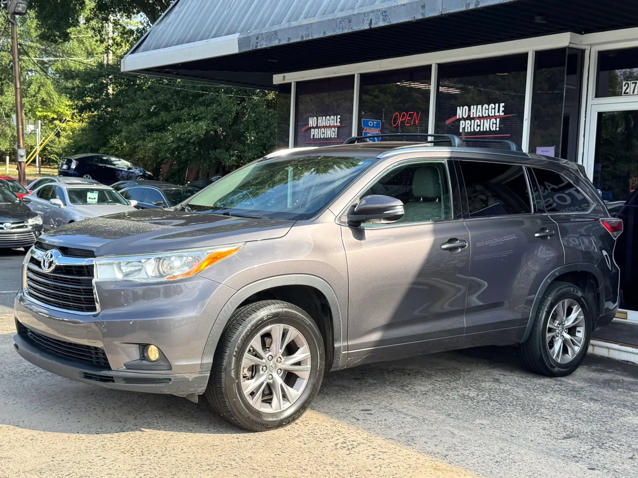 Used 2014 Toyota Highlander XLE FWD image 3