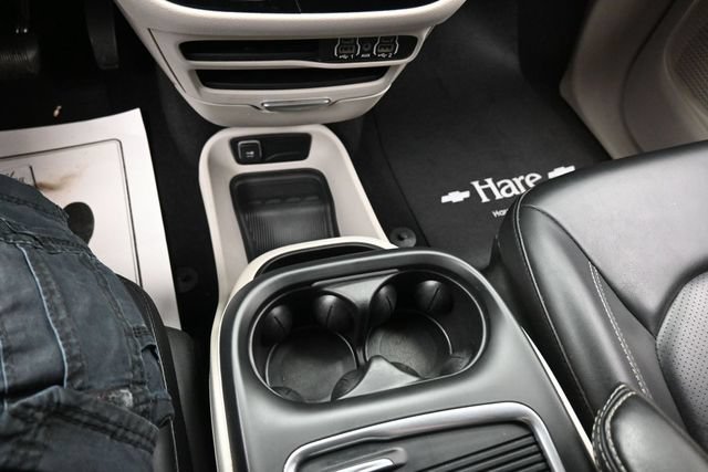 Used 2023 Chrysler Pacifica Touring-L FWD image 11