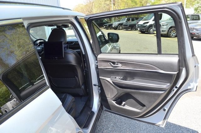 Used 2023 Jeep Grand Cherokee L Limited w/ Rear Seat Video Group I AWD/4WD image 32