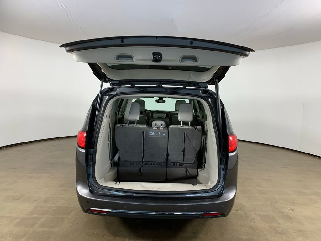 Used 2017 Chrysler Pacifica Touring-L Plus FWD image 12