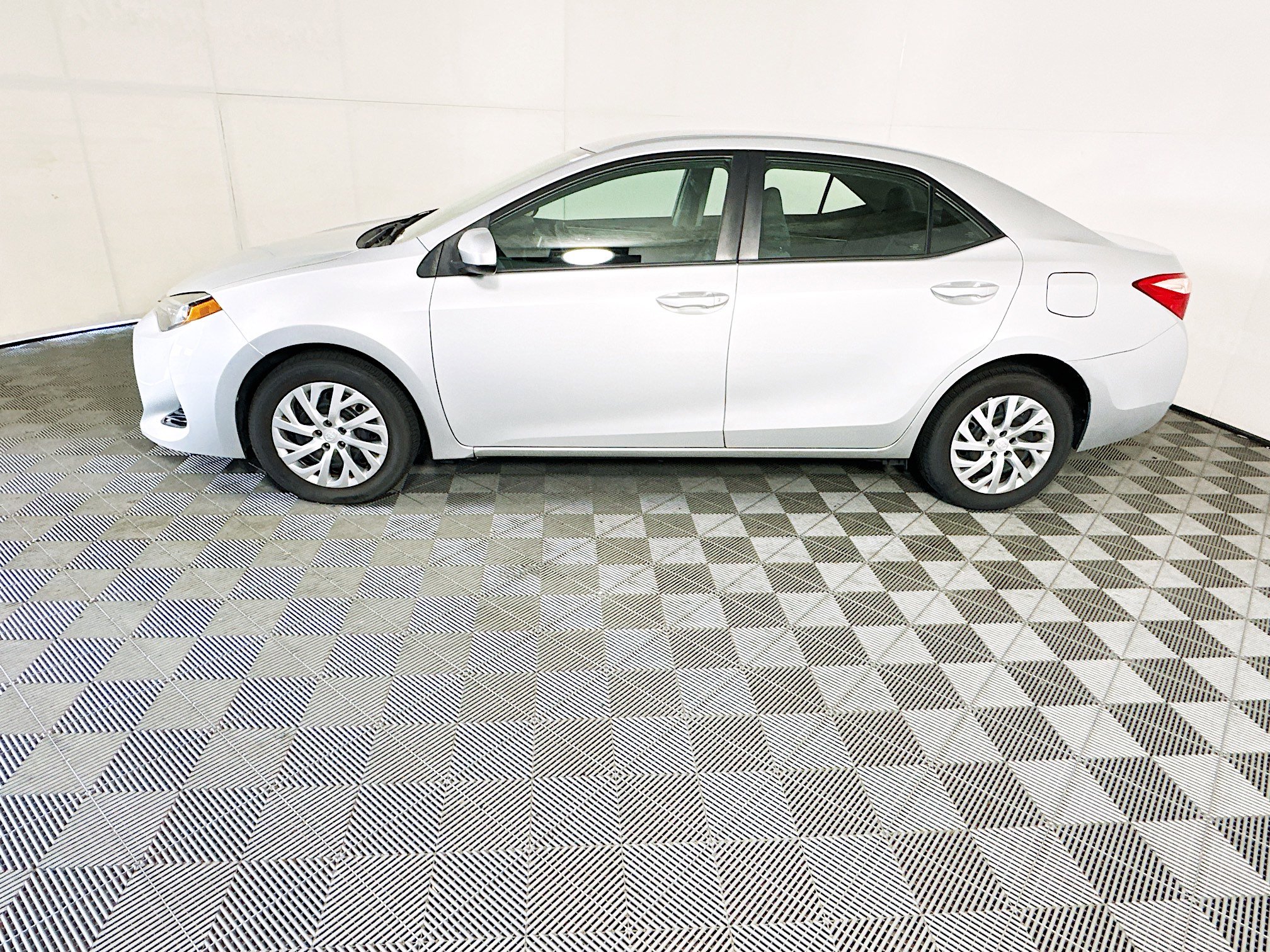 Used 2018 Toyota Corolla LE FWD image 6