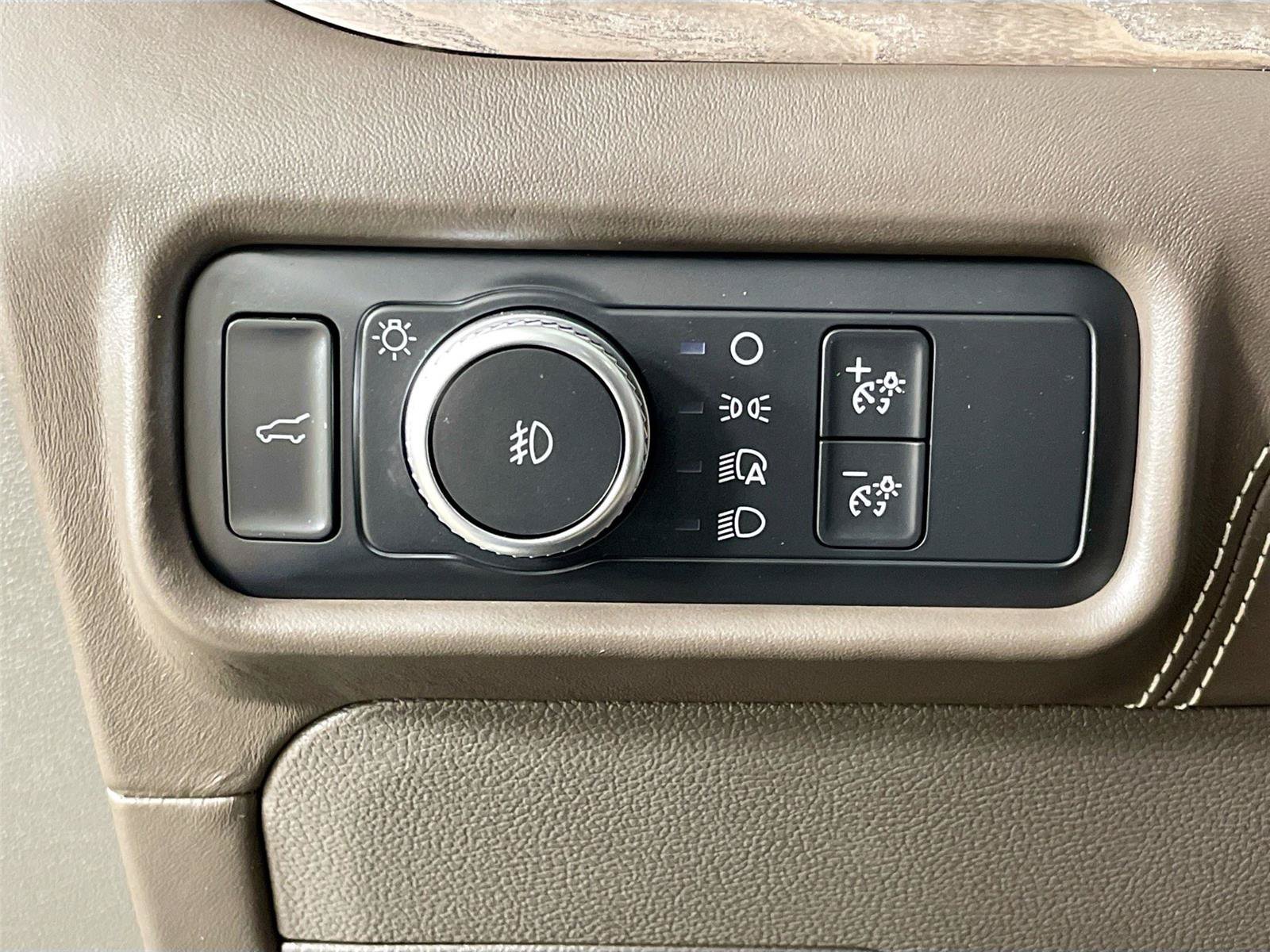 Used 2020 Ford Explorer Platinum w/ Premium Technology Package AWD/4WD image 14