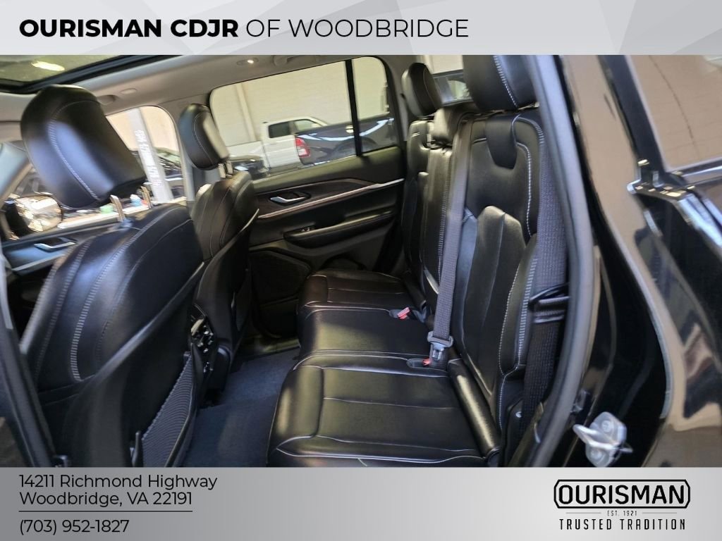 Used 2023 Jeep Grand Cherokee Limited w/ Black Appearance Package image 9