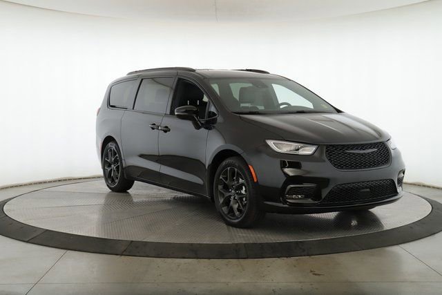 New 2026 Chrysler Pacifica Select w/ S Appearance Package image 2