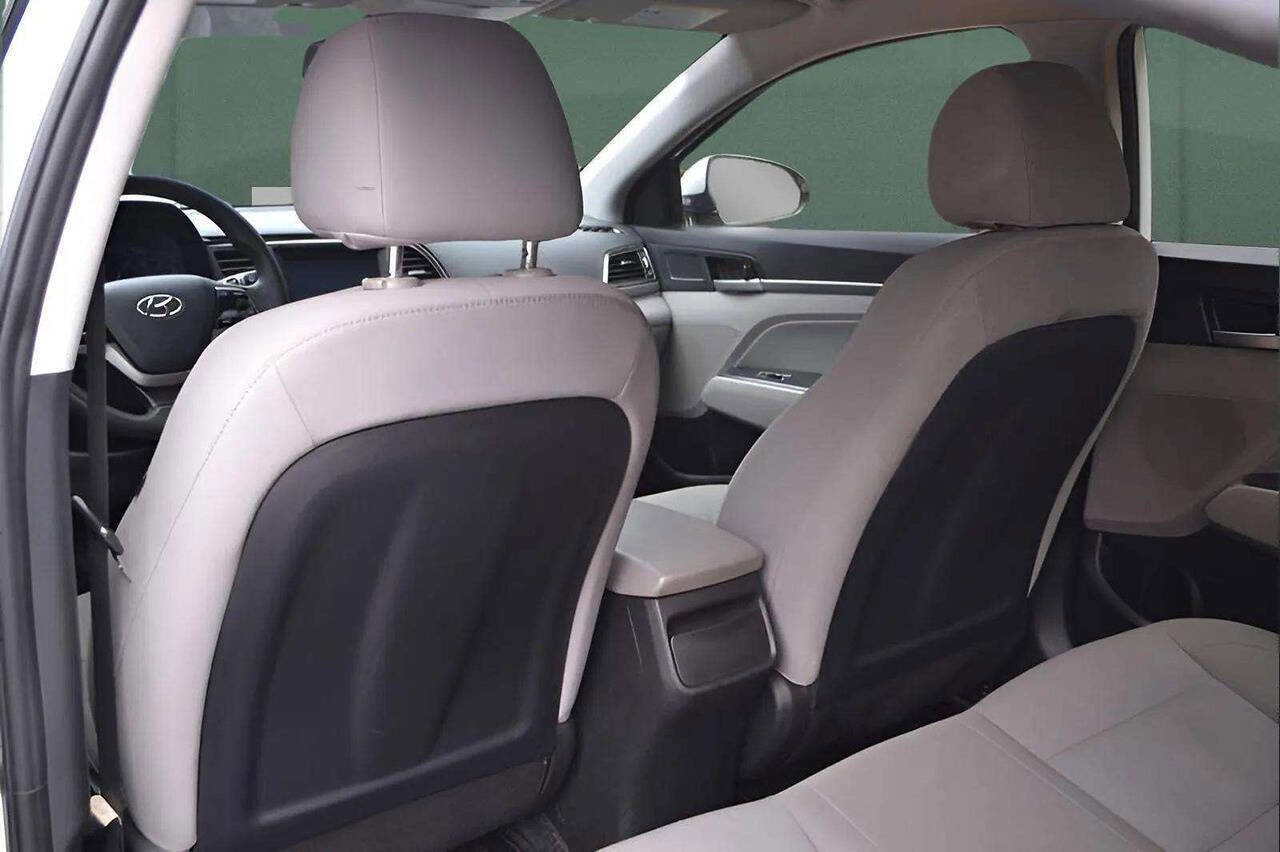Used 2017 Hyundai Elantra SE image 28