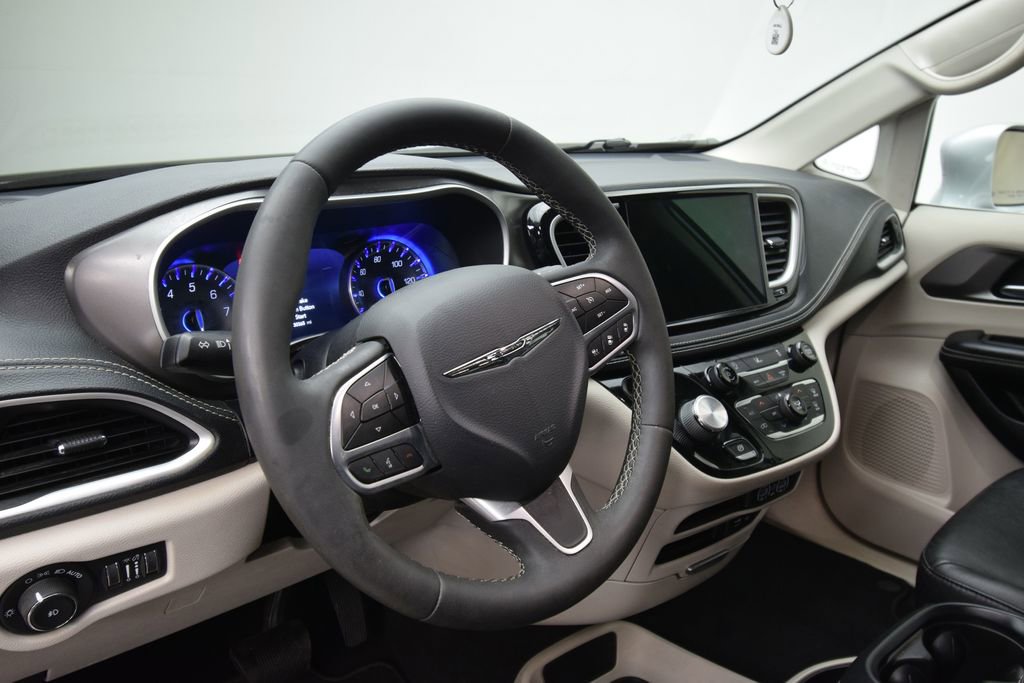 Used 2022 Chrysler Pacifica Touring-L image 15