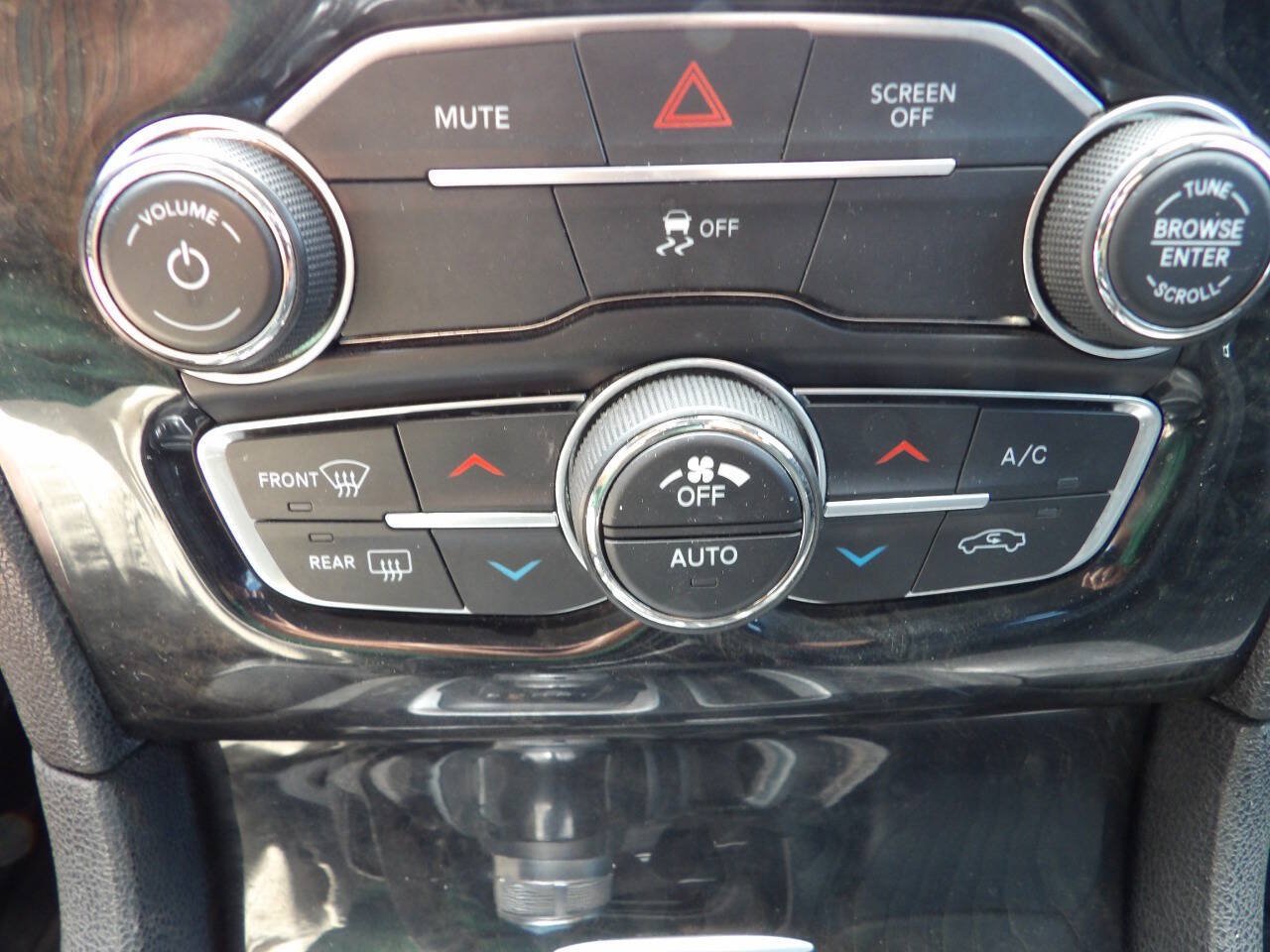 Used 2018 Chrysler 300 Limited AWD/4WD image 15