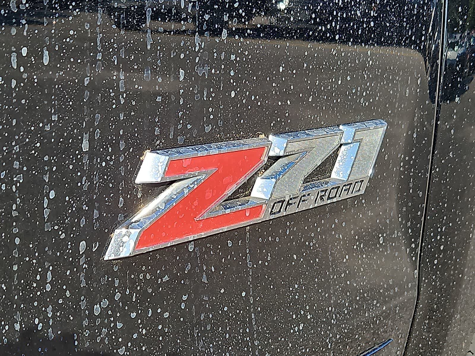 Used 2017 Chevrolet Silverado 1500 LT w/ Midnight Edition AWD/4WD image 5