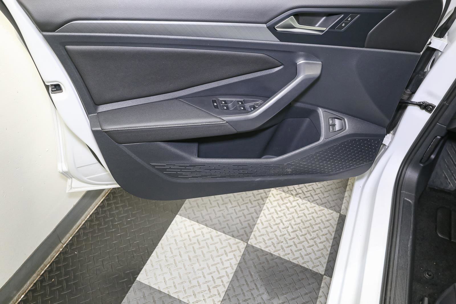 Used 2024 Volkswagen Jetta SE image 41