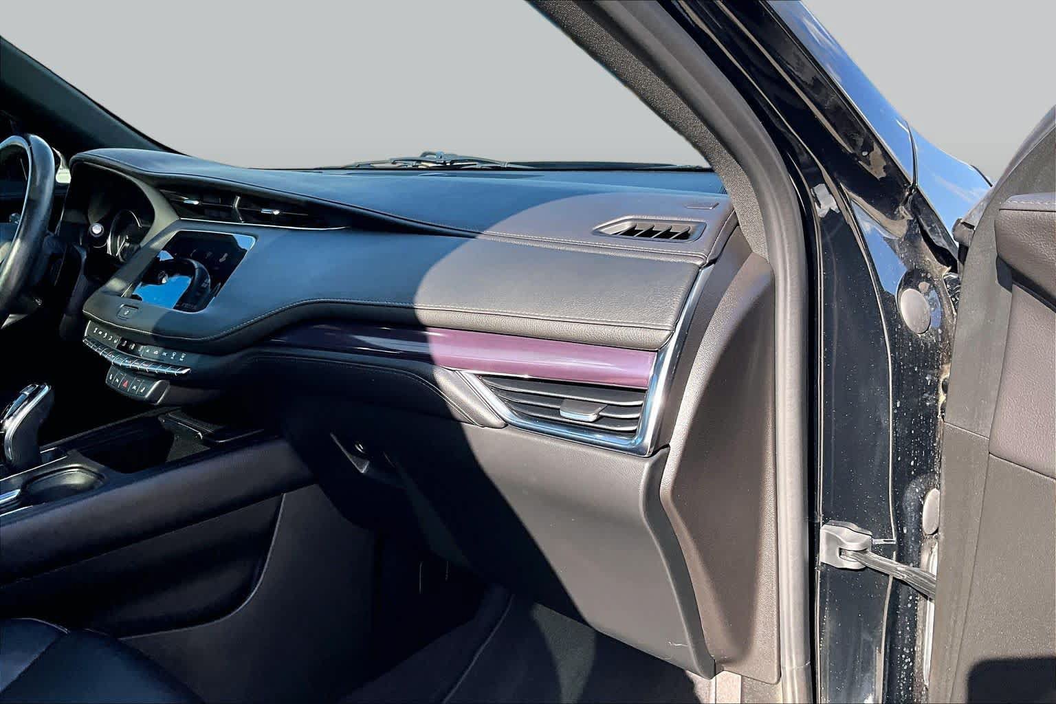 Used 2023 Cadillac XT4 Luxury w/ Cold Weather Package FWD image 33