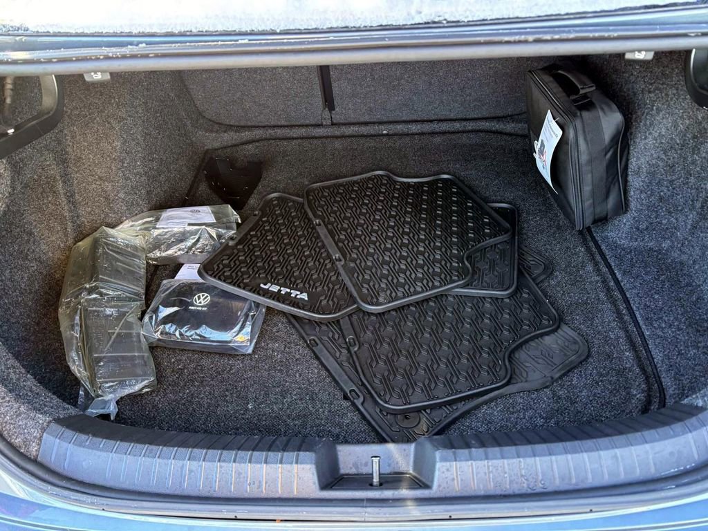 Used 2022 Volkswagen Jetta SE image 9