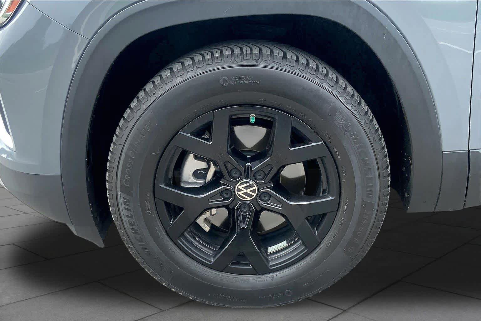 Used 2024 Volkswagen Atlas Peak Edition SE AWD/4WD image 10