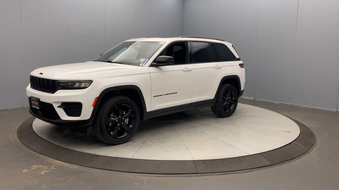 Used 2023 Jeep Grand Cherokee Altitude AWD/4WD image 9