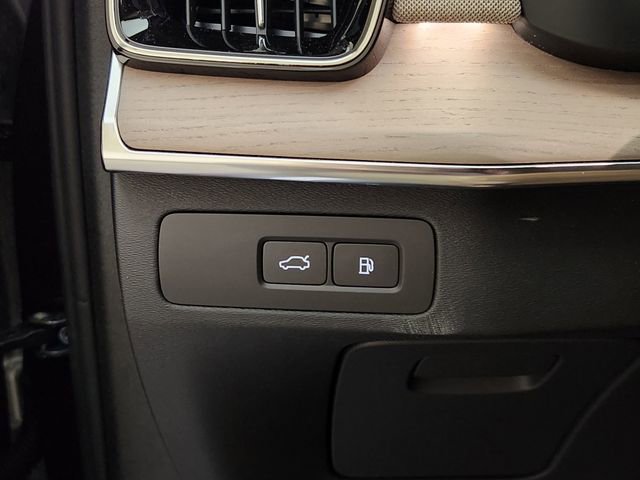 New 2025 Volvo XC90 T8 Core image 22