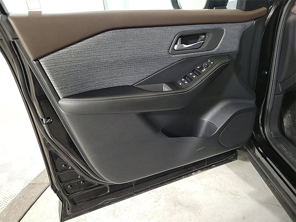 Used 2023 Nissan Rogue SV image 11