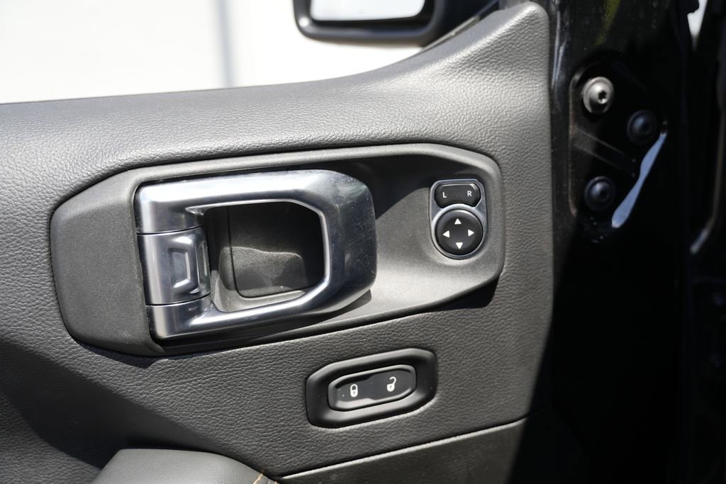 Used 2025 Jeep Wrangler Unlimited Sahara w/ Safety Group AWD/4WD image 21