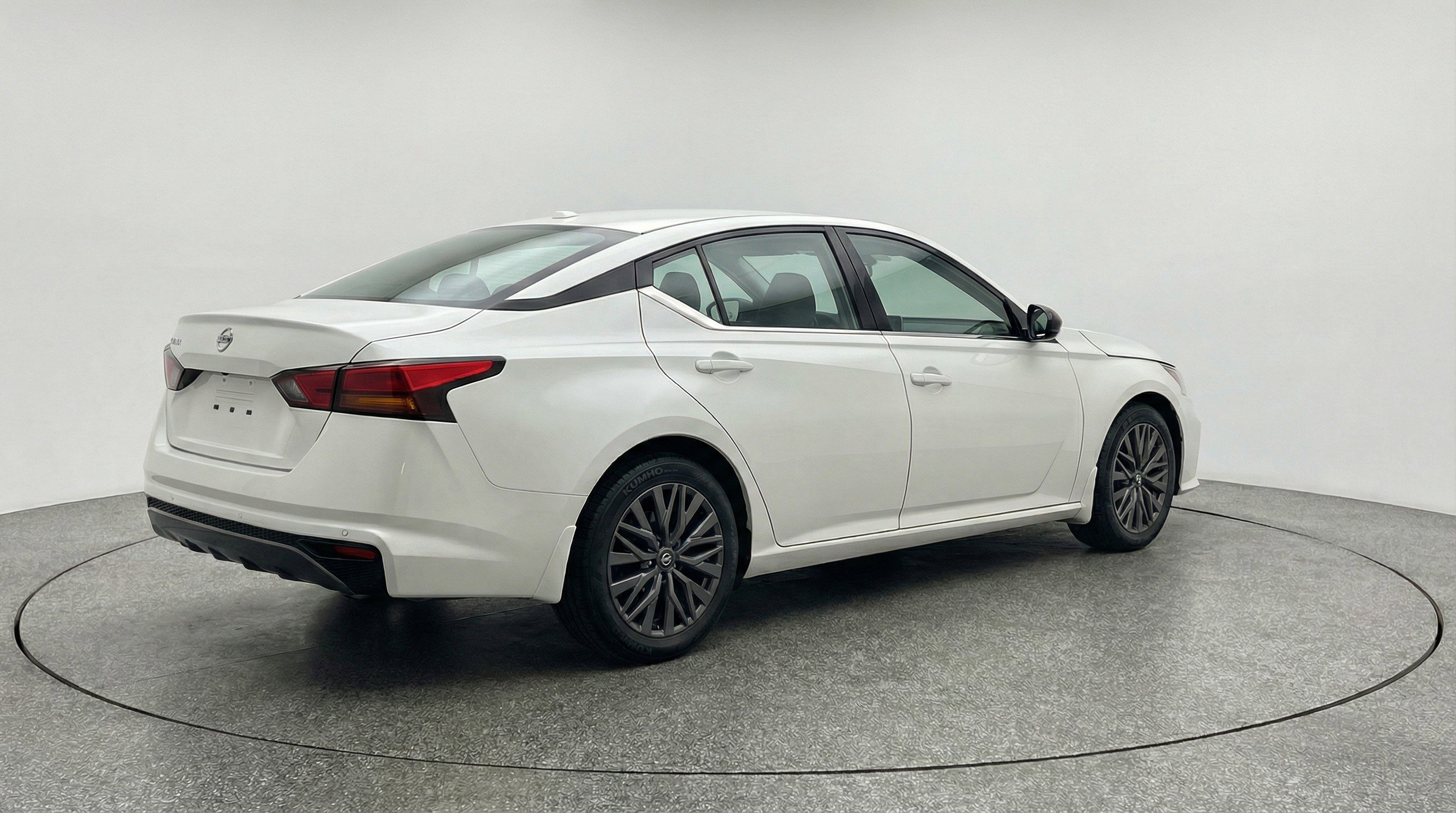 Used 2025 Nissan Altima 2.5 SV image 9