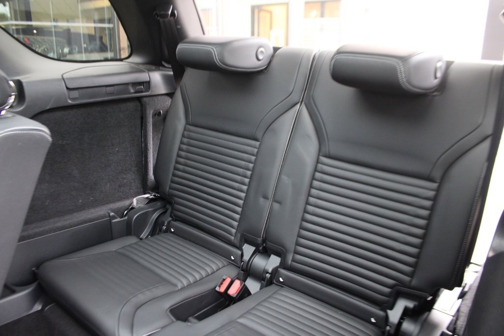 Certified 2024 Land Rover Discovery Dynamic SE image 29