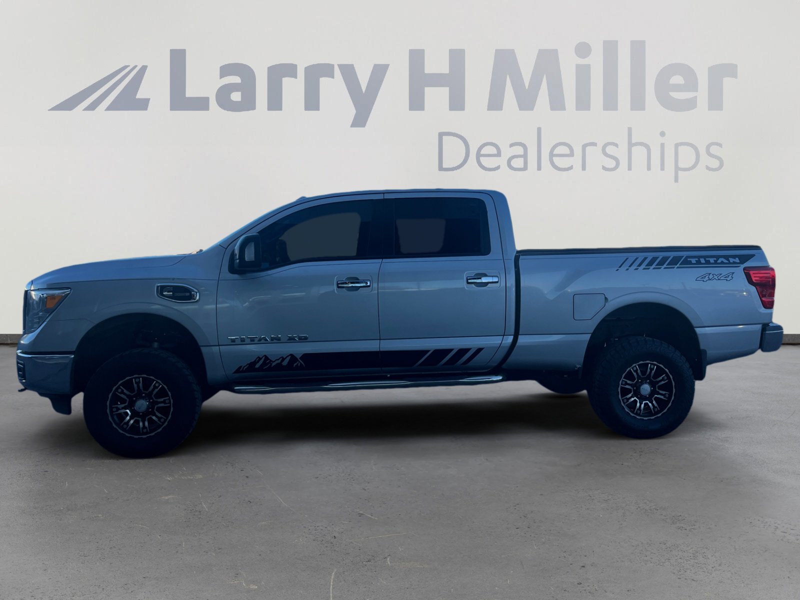 Used 2017 Nissan Titan SV image 2