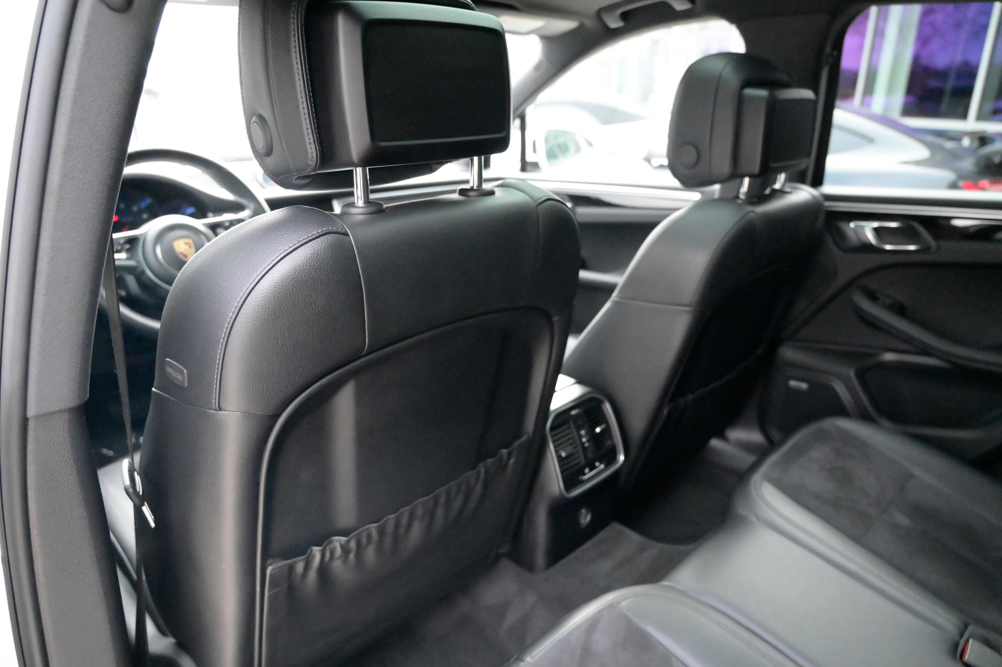 Used 2018 Porsche Macan AWD/4WD image 36