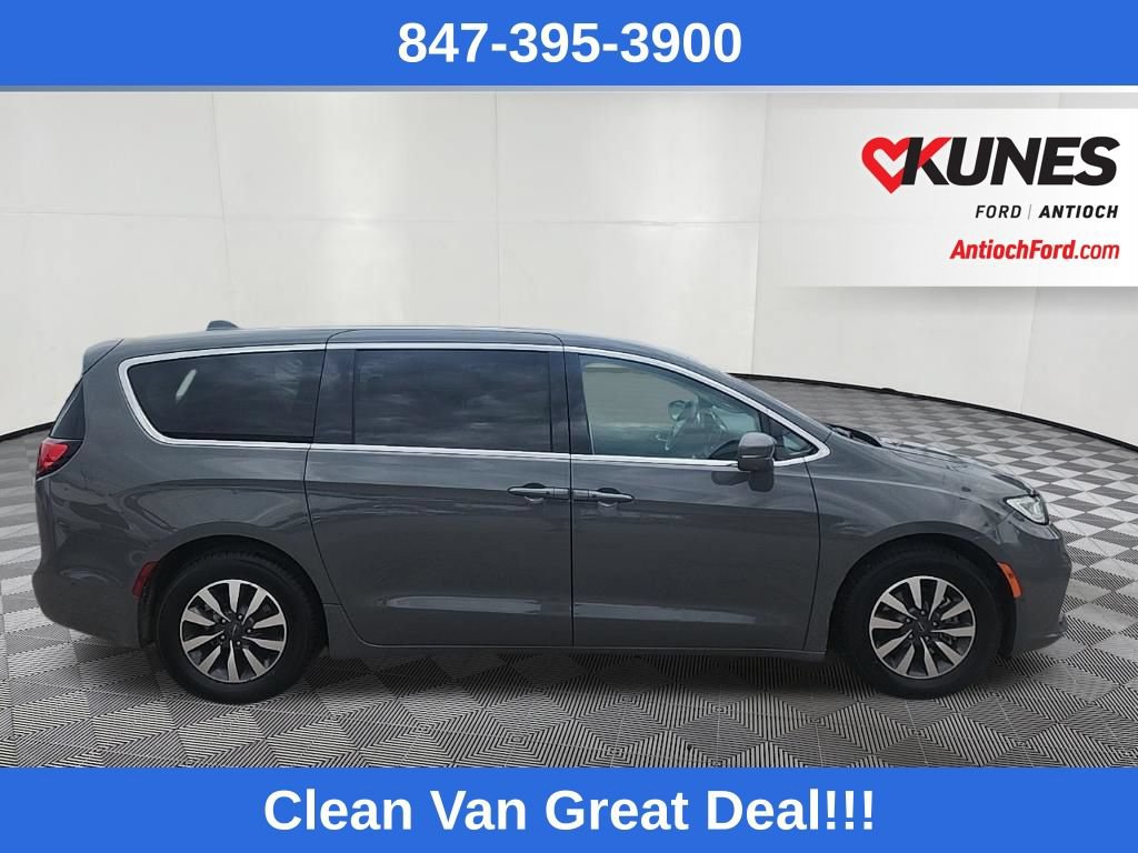 Used 2022 Chrysler Pacifica Touring-L w/ Uconnect Theater Family Group FWD image 12