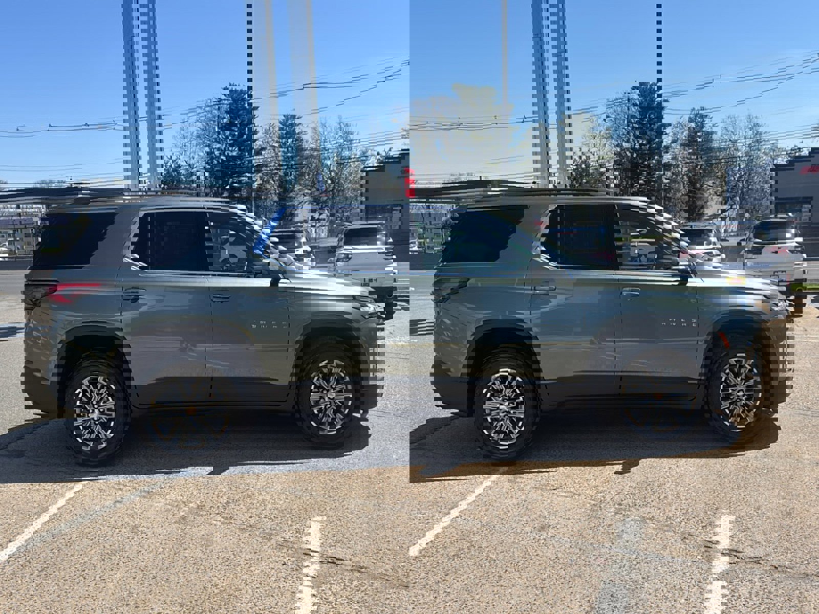 Used 2023 Chevrolet Traverse LT w/ Rear Camera Mirror Package image 9