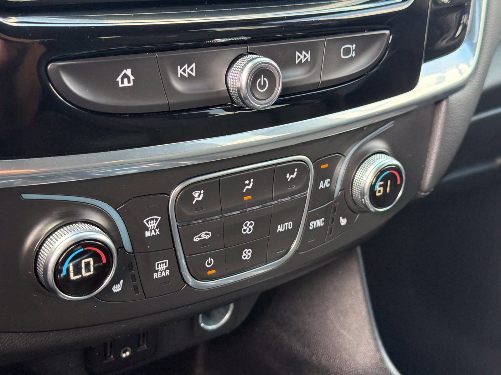 Used 2023 Chevrolet Traverse LT FWD image 23