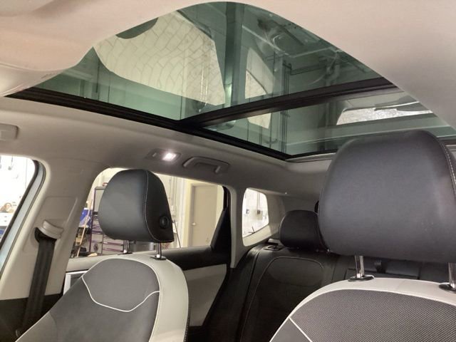 Certified 2025 Volkswagen Taos SE w/ Panoramic Sunroof Package image 16