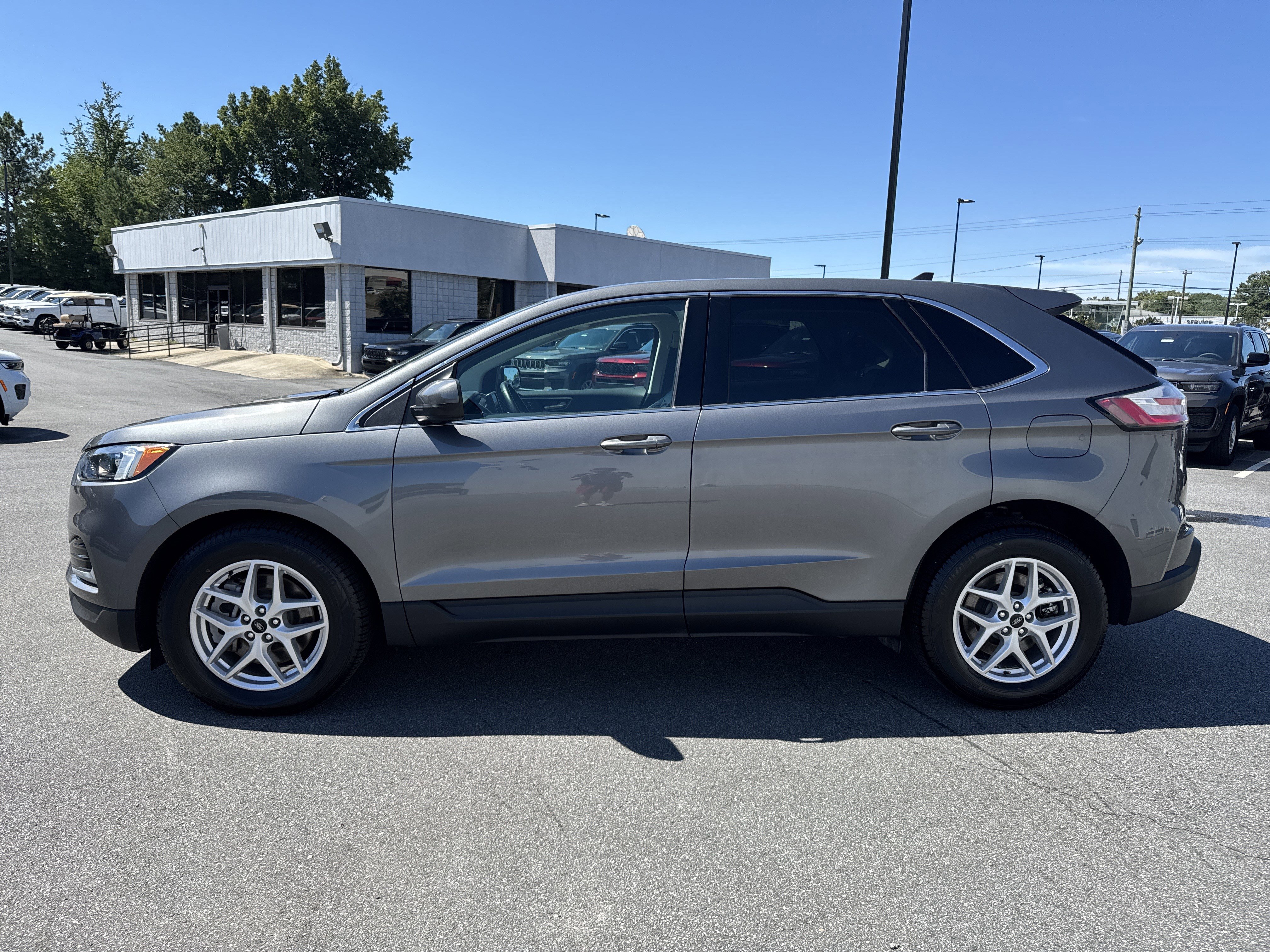 Used 2023 Ford Edge SEL image 4