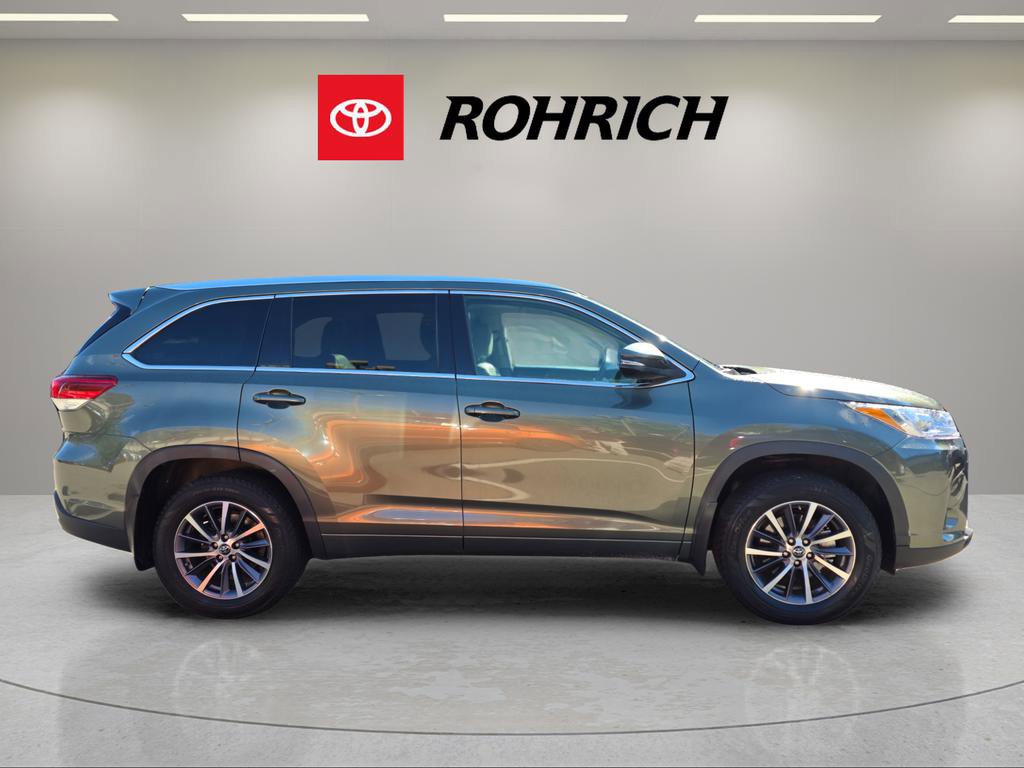 Used 2017 Toyota Highlander XLE w/ Carpet Mat Package AWD/4WD image 7