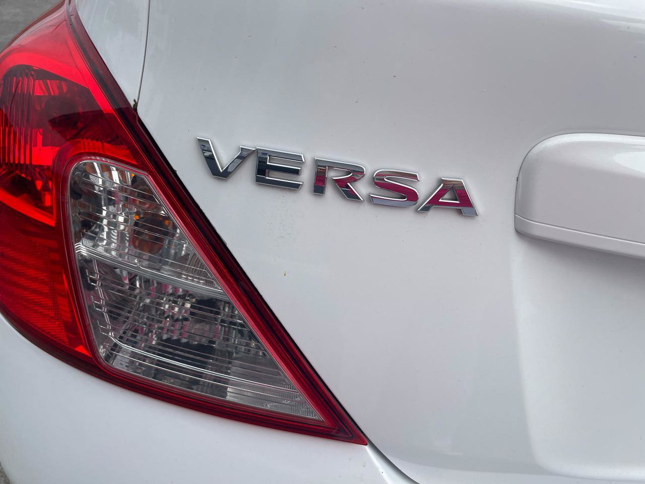 Used 2012 Nissan Versa SV FWD image 5