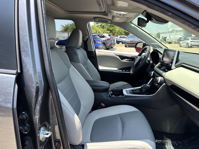 Used 2020 Toyota RAV4 Limited AWD/4WD image 30