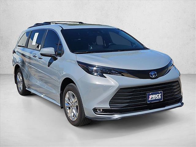 Used 2023 Toyota Sienna XLE Woodland Edition image 3