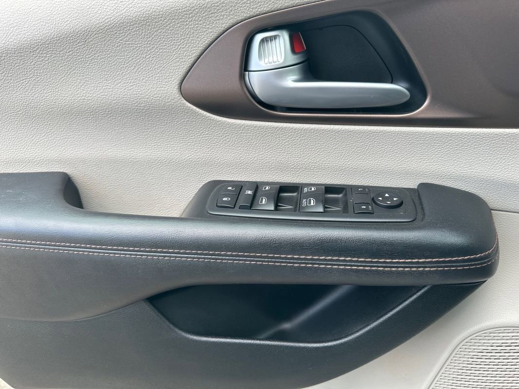 Used 2018 Chrysler Pacifica Touring-L FWD image 7