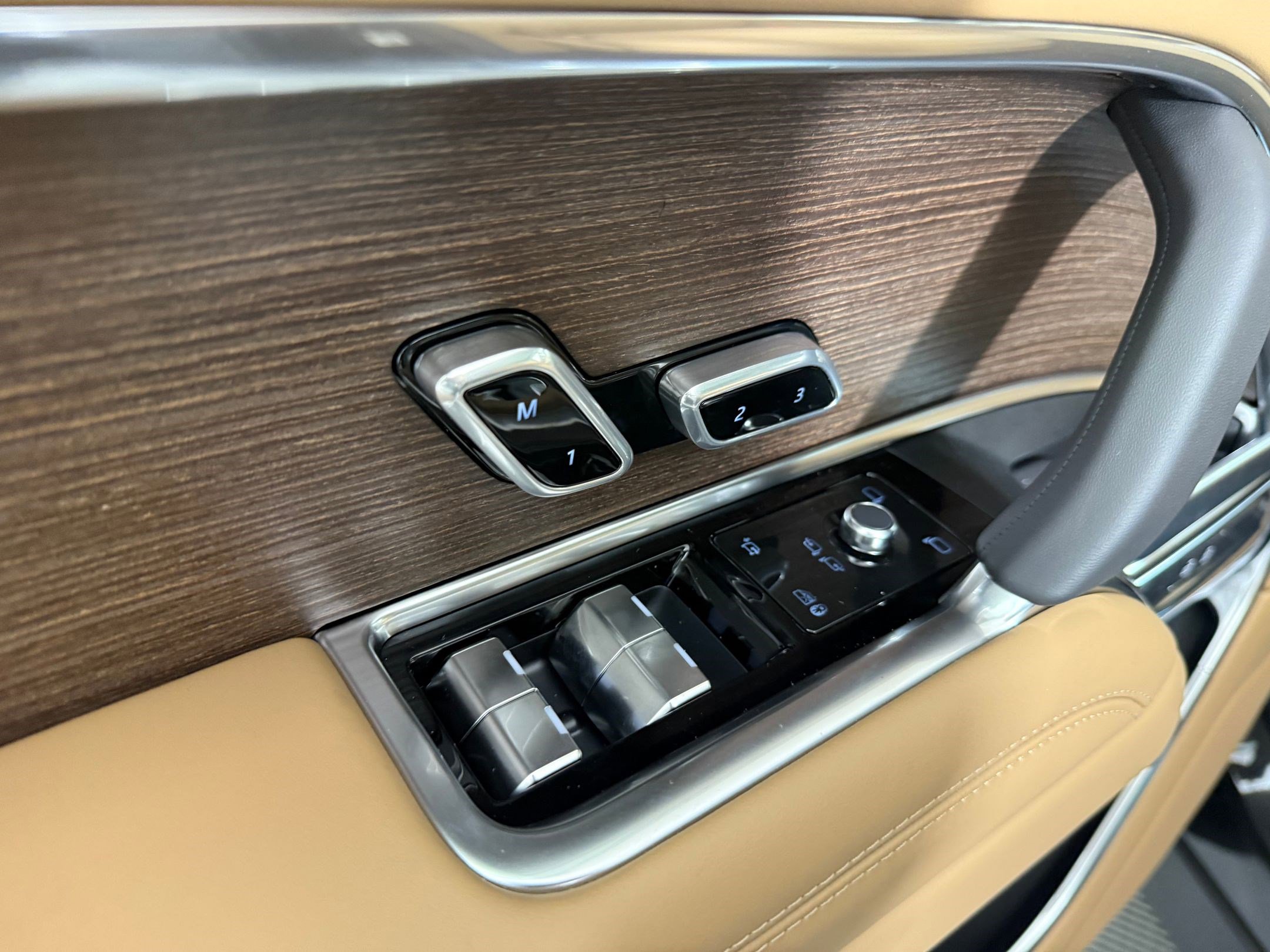 New 2026 Land Rover Range Rover Long Wheelbase SE image 14